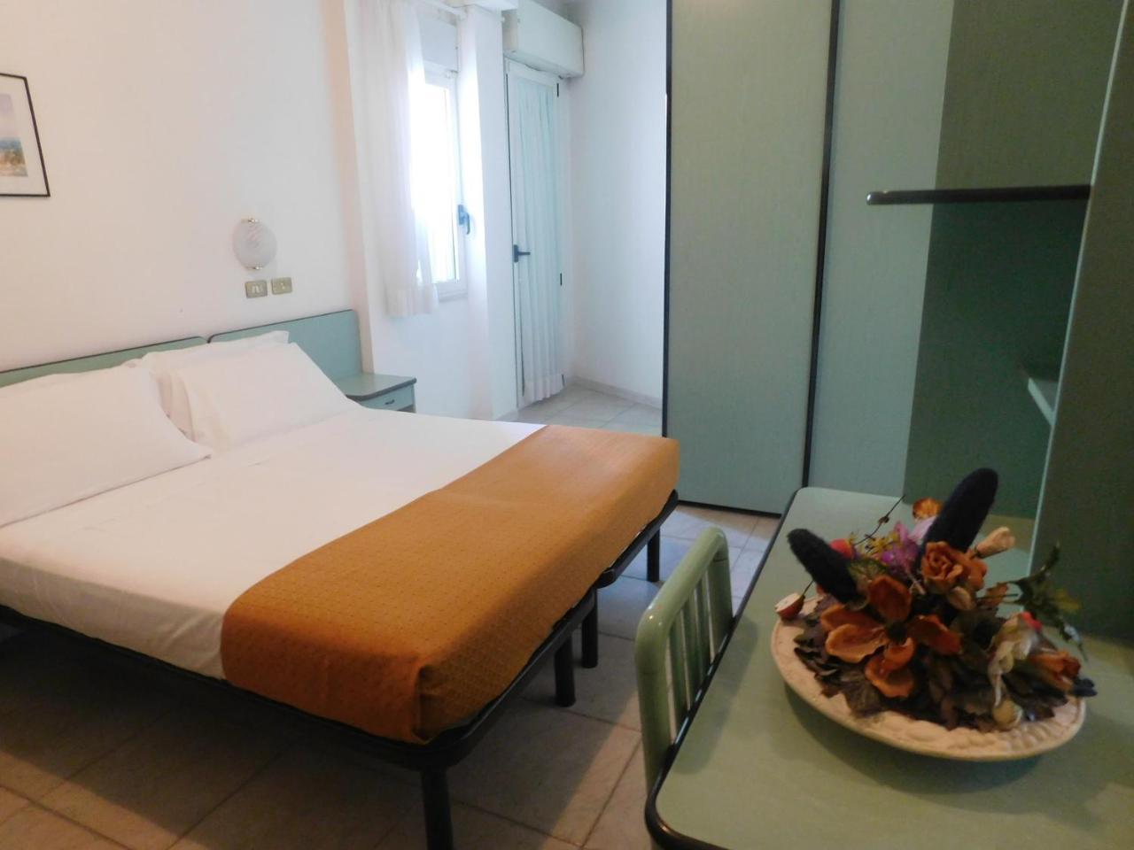 Hotel Dolores Rimini Bagian luar foto