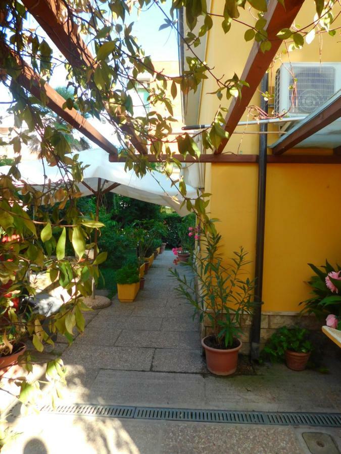 Hotel Dolores Rimini Bagian luar foto